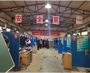 和靈石縣第一職業(yè)高中校領(lǐng)導在?？疾?
                                        class=