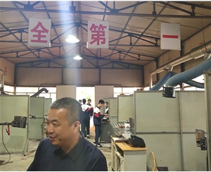和靈石縣第一職業(yè)高中校領(lǐng)導在?？疾?
                                        class=