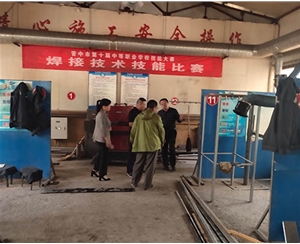 和靈石縣第一職業(yè)高中校領(lǐng)導在?？疾?
                                        class=