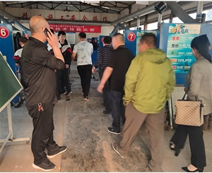 和靈石縣第一職業(yè)高中校領(lǐng)導在?？疾?
                                        class=